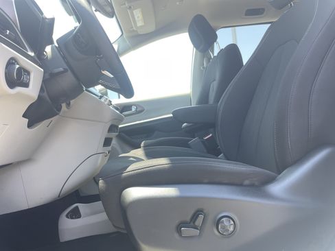 Used 2023 Chrysler Voyager LX FWD image 15