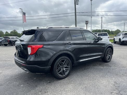 Used 2022 Ford Explorer Limited w/ Limited Technology Package image 2