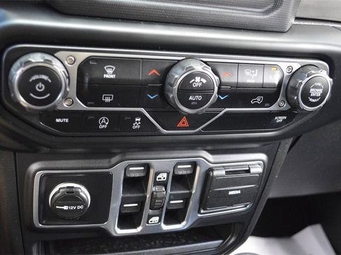 Used 2020 Jeep Wrangler Unlimited Sahara image 26