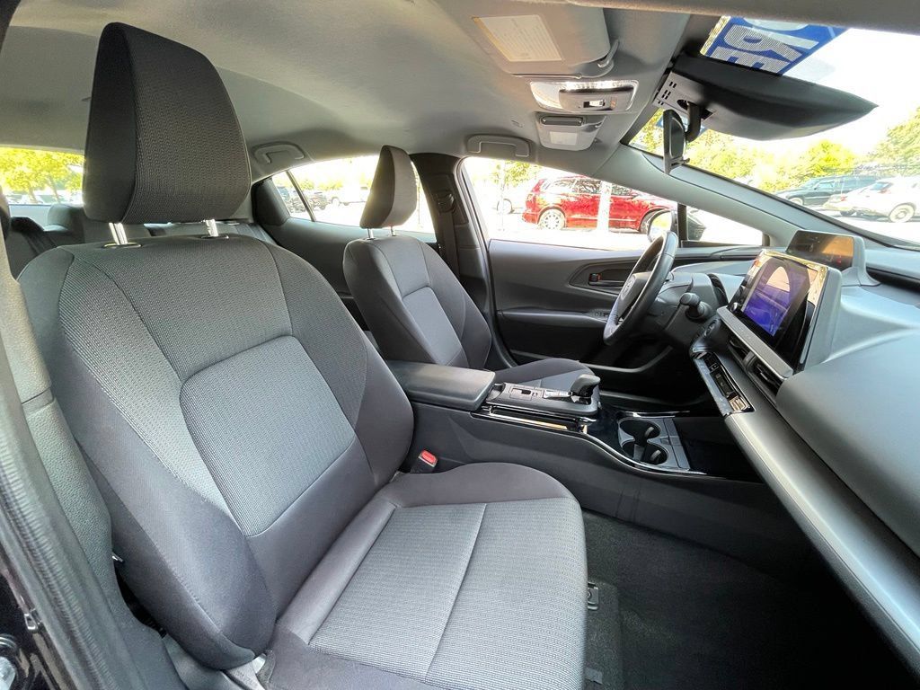 Used 2025 Toyota Prius LE FWD image 30