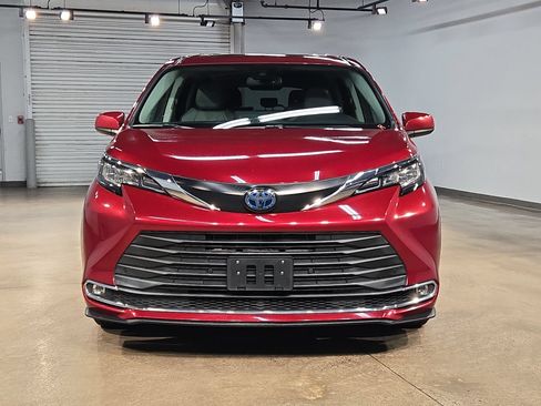 Used 2023 Toyota Sienna XLE FWD image 2