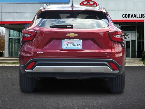 Used 2025 Chevrolet Trax LT FWD image 5