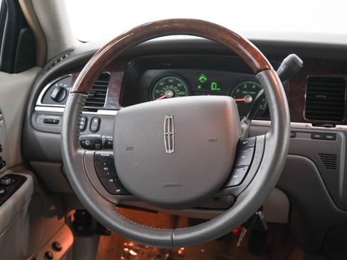 Used 2006 Lincoln Town Car Signature Limited RWD image 14