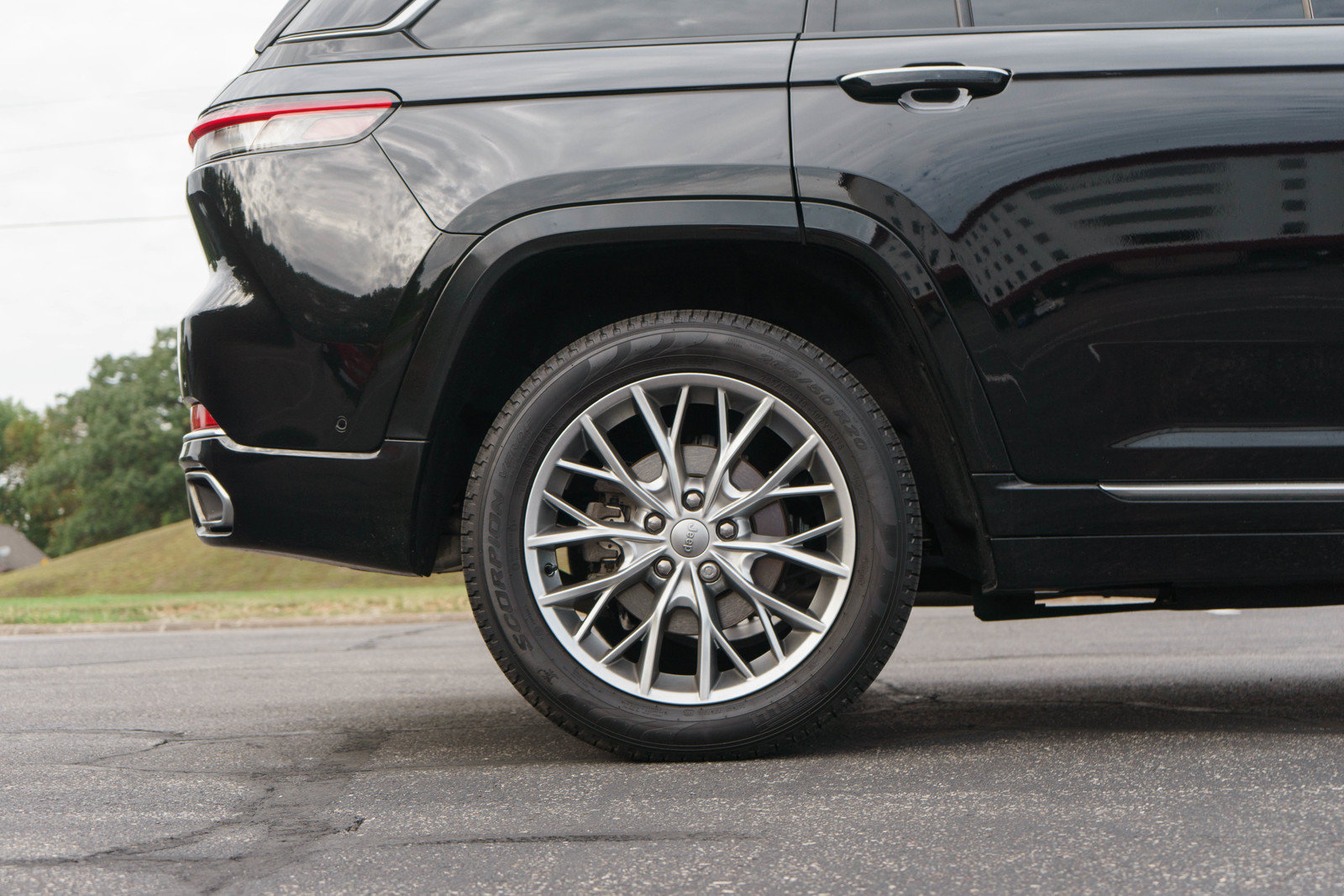 Used 2022 Jeep Grand Cherokee Summit AWD/4WD image 10