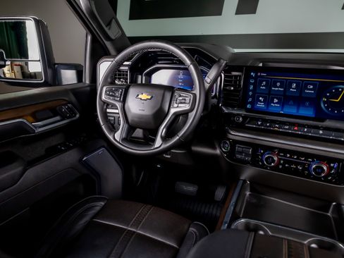 Used 2025 Chevrolet Silverado 2500 High Country w/ High Country Premium Package image 6