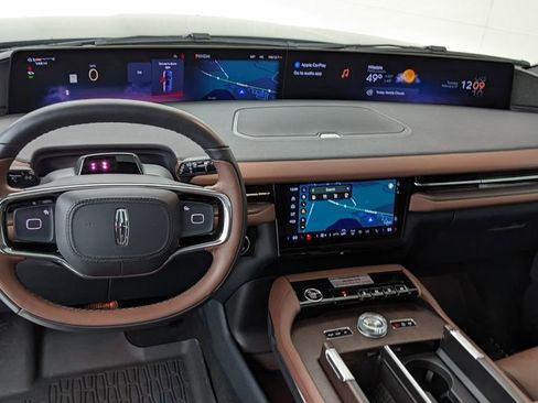 Used 2025 Lincoln Navigator L Reserve image 4