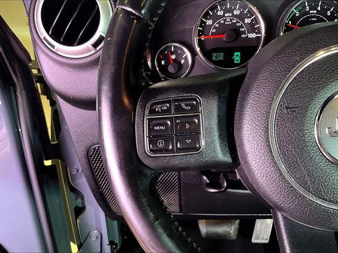 Used 2014 Jeep Wrangler Unlimited Sahara w/ Connectivity Group AWD/4WD image 12