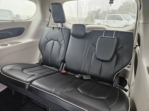 Used 2024 Chrysler Pacifica Limited image 15