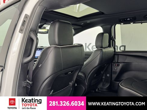 Used 2025 Chrysler Pacifica Limited FWD image 16