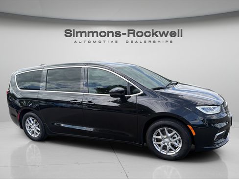 Used 2025 Chrysler Pacifica Select FWD image 6