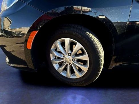 Used 2021 Chrysler Pacifica Touring-L image 21