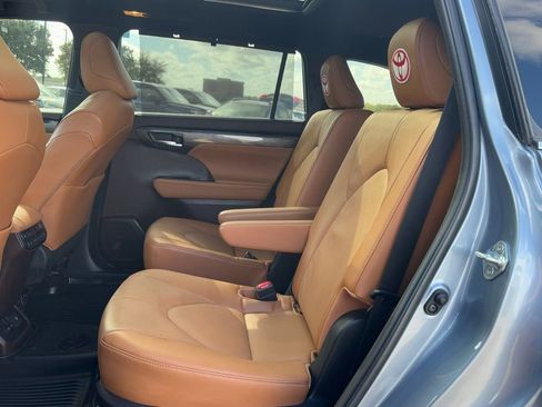 Used 2022 Toyota Highlander Platinum image 15