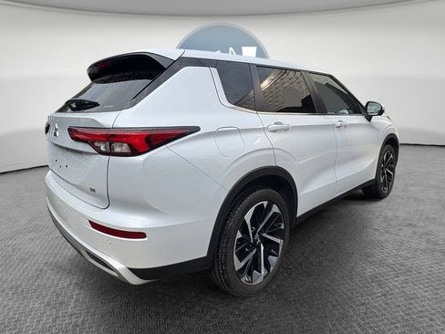 Used 2024 Mitsubishi Outlander SE AWD/4WD image 3