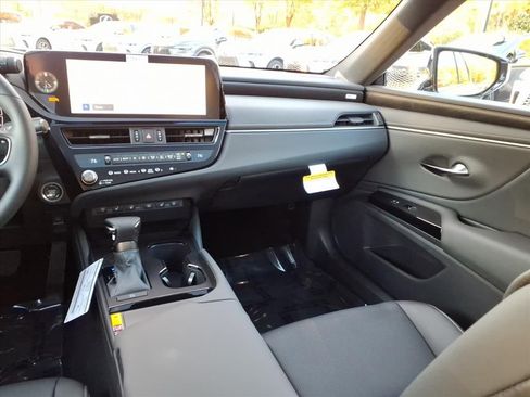 New 2025 Lexus ES 350 w/ Premium Package image 9