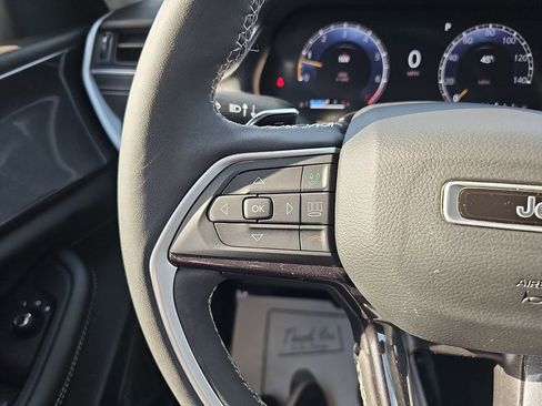 Used 2023 Jeep Grand Cherokee Laredo w/ Luxury Tech Group I image 21