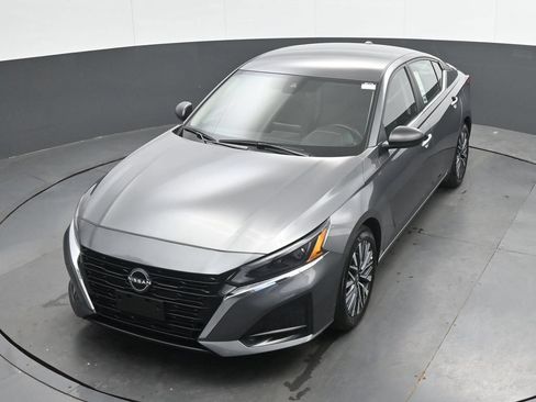 Used 2025 Nissan Altima 2.5 SV FWD image 32