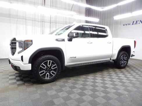 Used 2025 GMC Sierra 1500 AT4 w/ Technology Package AWD/4WD image 9