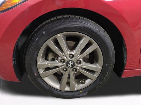 Used 2017 Hyundai Elantra SE image 11