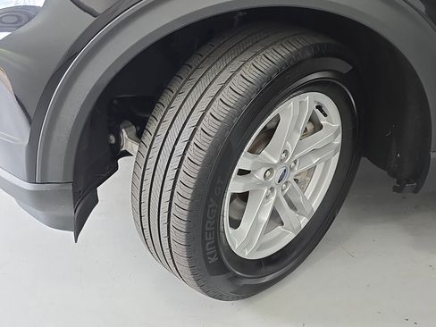 Used 2024 Ford Explorer XLT w/ Equipment Group 202A RWD image 32