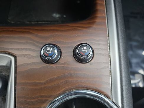 Used 2020 Nissan Pathfinder Platinum FWD image 34