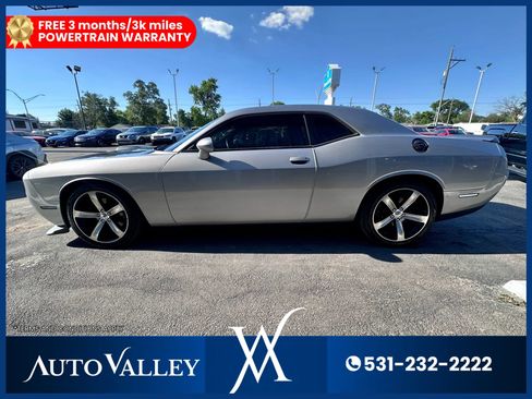 Used 2017 Dodge Challenger R/T image 4