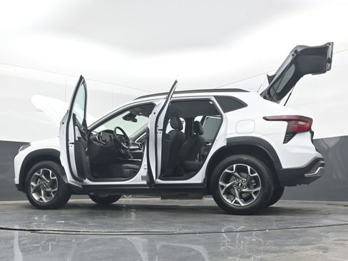 Used 2025 Chevrolet Trax LT w/ LT Convenience Package FWD image 40