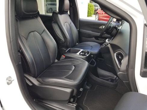 Used 2025 Chrysler Voyager LX FWD image 12