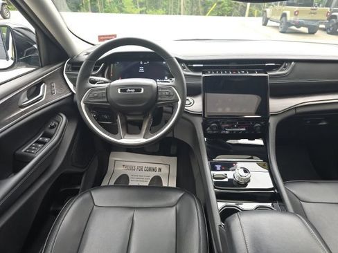 Used 2023 Jeep Grand Cherokee Limited AWD/4WD image 15