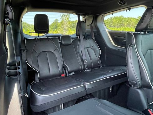 Used 2022 Chrysler Pacifica Limited w/ Uconnect Theater Family Group FWD image 45