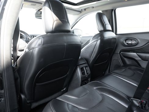 Used 2019 Jeep Cherokee Limited image 24