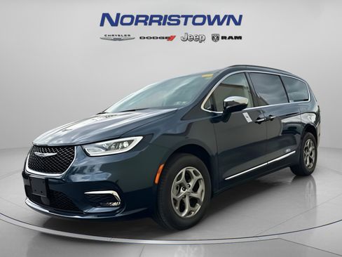 Used 2023 Chrysler Pacifica Limited AWD/4WD image 4