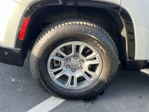 Used 2023 Jeep Wagoneer 4WD w/ Convenience Group I image 15