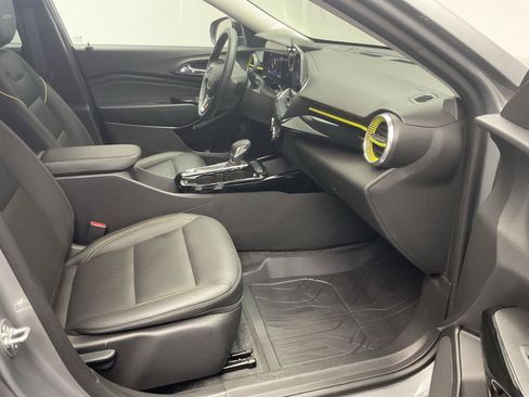Certified 2025 Chevrolet Trax ACTIV FWD image 23