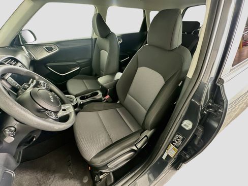 Used 2025 Kia Soul LX w/ LX Technology Package FWD image 13