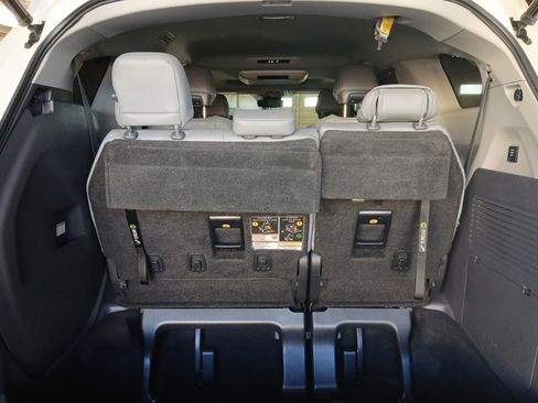 Used 2021 Toyota Sienna Limited image 16