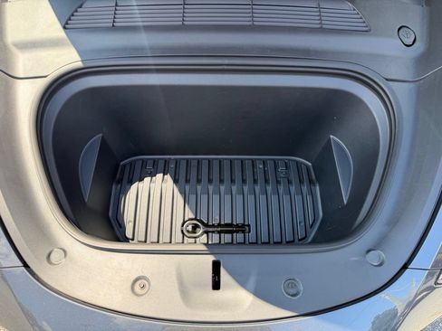 Used 2023 Tesla Model Y Long Range AWD/4WD image 3