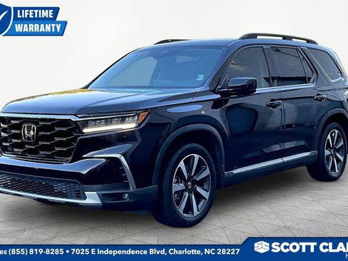Used 2024 Honda Pilot Touring image 3