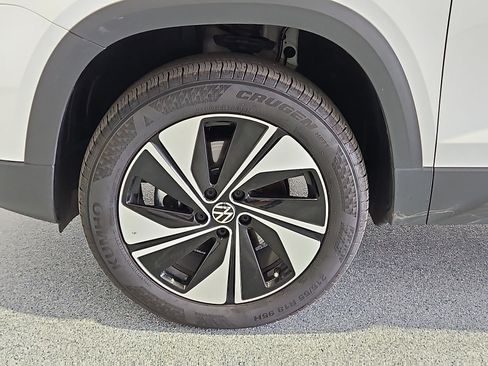 Certified 2025 Volkswagen Taos SE AWD/4WD image 11