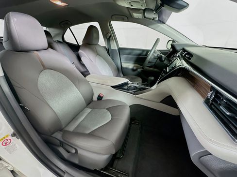 Used 2018 Toyota Camry LE FWD image 28