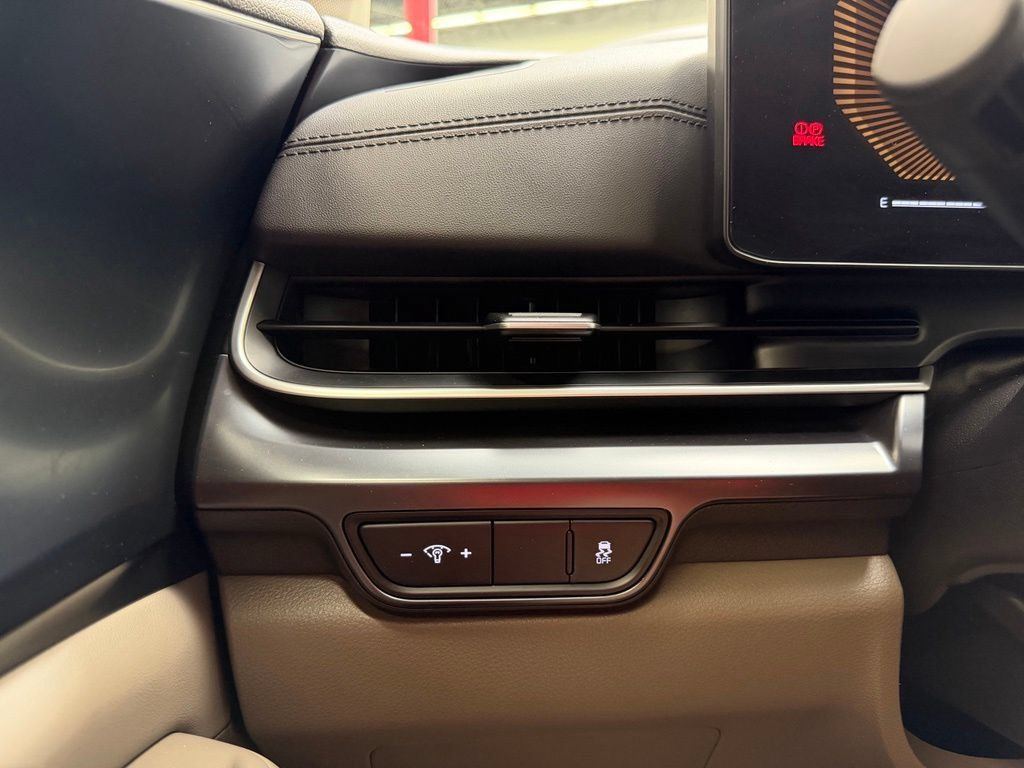 Used 2025 Kia Carnival FWD image 31