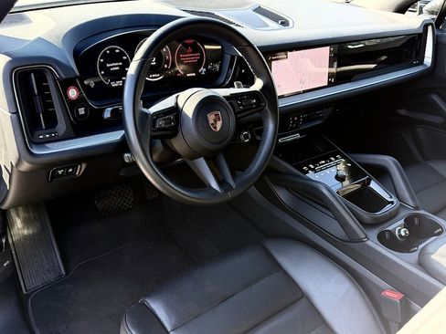 Certified 2025 Porsche Cayenne image 4