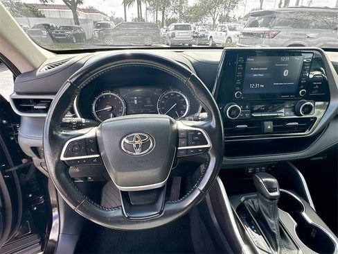 Used 2022 Toyota Highlander XLE image 11