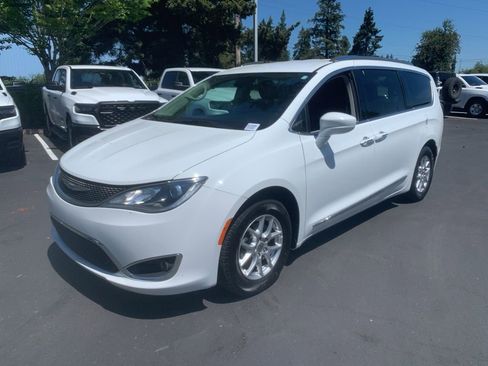Used 2019 Chrysler Pacifica Touring-L FWD image 1