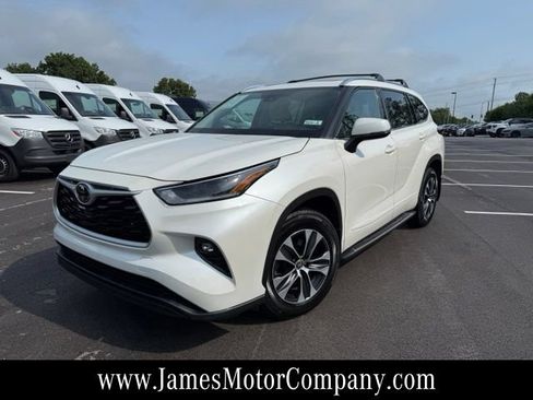 Used 2021 Toyota Highlander XLE AWD/4WD image 1