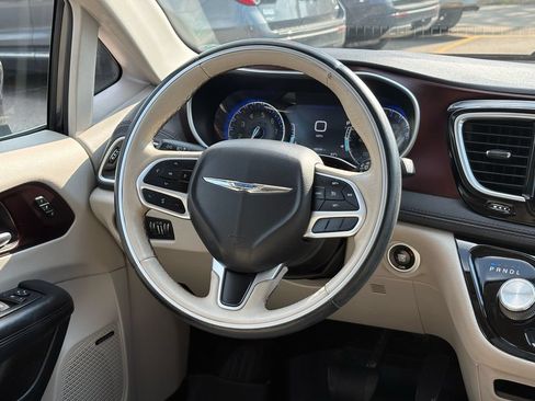 Used 2017 Chrysler Pacifica Limited FWD image 12