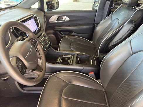 Used 2025 Chrysler Pacifica Limited FWD image 16