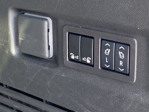 Used 2024 GMC Yukon AT4 w/ Technology Package AWD/4WD image 8