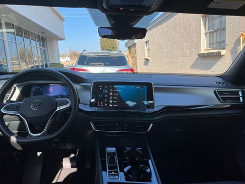 Used 2025 Volkswagen Atlas Cross Sport SE image 36