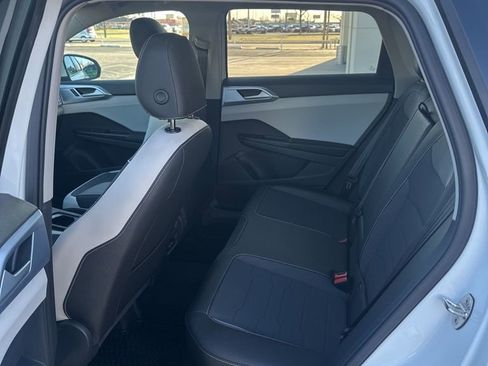 New 2026 Volkswagen Taos SE FWD image 15