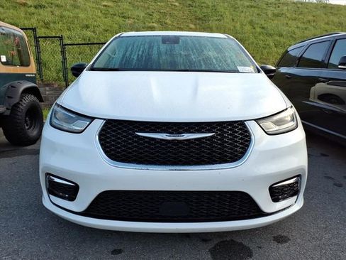 Used 2024 Chrysler Pacifica Touring-L image 13